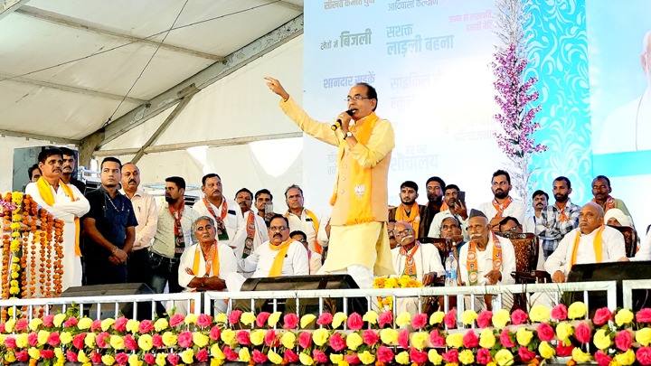 नागरिकों के जीवन में खुशियाँ लाने के लिए मैं सरकार को परिवार की तरह चला रहा हूँ- मुख्यमंत्री श्री चौहान